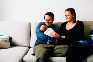 Babyshooting Babyfotograf Kassel Homestory Lifestyle Neugeborene Newborn Frankfurt Hannover Familie zuhause