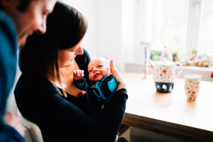 Babyshooting Babyfotograf Kassel Homestory Lifestyle Neugeborene Newborn Frankfurt Hannover Familie zuhause