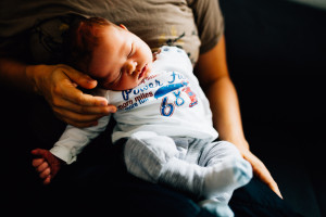Babyshooting Babyfotograf Kassel Homestory Lifestyle Neugeborene Newborn Frankfurt Hannover Familie zuhause