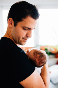 Babyshooting Babyfotograf Kassel Homestory Lifestyle Neugeborene Newborn Frankfurt Hannover Familie zuhause