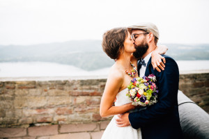 Hochzeitsfotograf Hochzeitsreportage Ganztagesreportage Storytelling Lifestyle Edersee Strandhaus Regenhochzeit