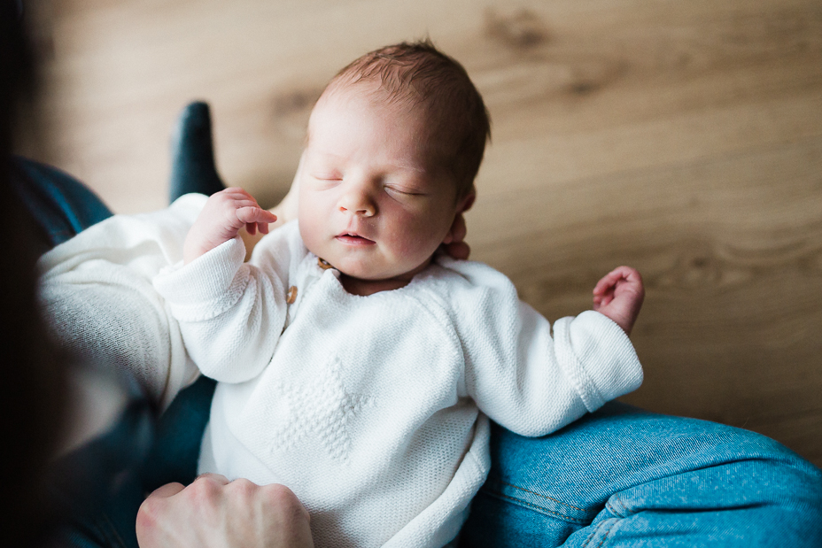 Babyshooting Neugeborenenshooting Reportage dokumentarisch natürlich zuhause Homestory Babyfotograf Homestory Kassel Lifestyle Babyhomestory bei Kassel