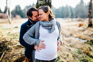 Wintershooting Schwangerschaftsportraits Coupleshooting Babybauchshooting Kassel 2016 Liebe Reinhardswald Babybauchshooting im Birkenwald in Kassel