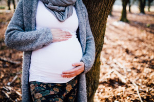 Wintershooting Schwangerschaftsportraits Coupleshooting Babybauchshooting Kassel 2016 Liebe Reinhardswald Babybauchshooting im Birkenwald in Kassel