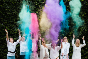 Junggesellinnenabschied an der Orangerie Kassel Hochzeitsfotografie Kassel JGA Fotoshooting Inka Englisch Photography Holi Farben Mädelsnachmittag