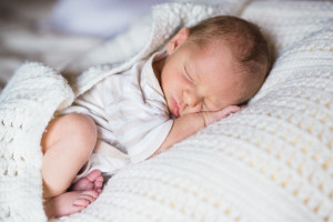 Neugeborenenshoot Homestory Babyfotos Babyshooting zuhause Homestory Babyfotograf Kassel Hessen modern lifestyle gemütlich