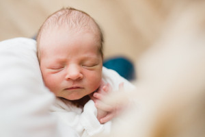 Neugeborenenshoot Homestory Babyfotos Babyshooting zuhause Homestory Babyfotograf Kassel Hessen modern lifestyle gemütlich