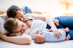 Neugeborenenshoot Homestory Babyfotos Babyshooting zuhause Homestory Babyfotograf Kassel Hessen modern lifestyle gemütlich