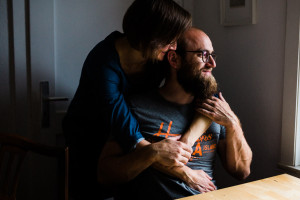 Engagementshoot zuhause Verlobungsshoot Couple Pärchenshoot Paarfotos Verlobungsfotos indoor Homestory Storytelling Lifestyle verliebt