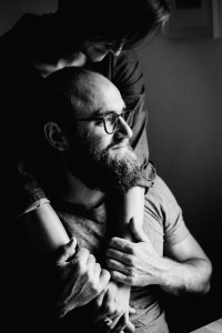 Engagementshoot zuhause Verlobungsshoot Couple Pärchenshoot Paarfotos Verlobungsfotos indoor Homestory Storytelling Lifestyle verliebt