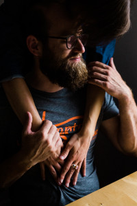 Engagementshoot zuhause Verlobungsshoot Couple Pärchenshoot Paarfotos Verlobungsfotos indoor Homestory Storytelling Lifestyle verliebt