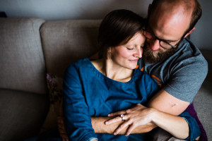 Engagementshoot zuhause Verlobungsshoot Couple Pärchenshoot Paarfotos Verlobungsfotos indoor Homestory Storytelling Lifestyle verliebt