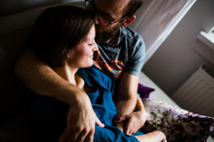 Engagementshoot zuhause Verlobungsshoot Couple Pärchenshoot Paarfotos Verlobungsfotos indoor Homestory Storytelling Lifestyle verliebt