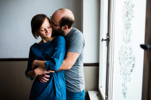 Engagementshoot zuhause Verlobungsshoot Couple Pärchenshoot Paarfotos Verlobungsfotos indoor Homestory Storytelling Lifestyle verliebt