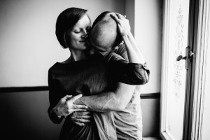 Engagementshoot zuhause Verlobungsshoot Couple Pärchenshoot Paarfotos Verlobungsfotos indoor Homestory Storytelling Lifestyle verliebt