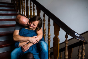 Engagementshoot zuhause Verlobungsshoot Couple Pärchenshoot Paarfotos Verlobungsfotos indoor Homestory Storytelling Lifestyle verliebt