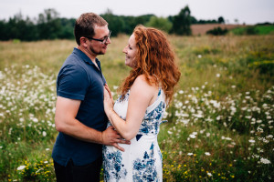 Babybauchshoot inmitten von Wildblumen & Schnecken Schwangerschaftsfotografie Babybauch Maternity outdoor Lifestyle Hund Australian Shepherd