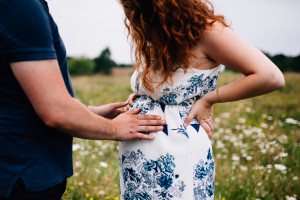 Babybauchshoot inmitten von Wildblumen & Schnecken Schwangerschaftsfotografie Babybauch Maternity outdoor Lifestyle Hund Australian Shepherd