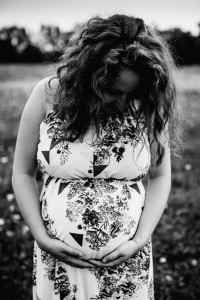 Babybauchshoot inmitten von Wildblumen & Schnecken Schwangerschaftsfotografie Babybauch Maternity outdoor Lifestyle Hund Australian Shepherd