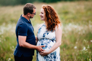 Babybauchshoot inmitten von Wildblumen & Schnecken Schwangerschaftsfotografie Babybauch Maternity outdoor Lifestyle Hund Australian Shepherd