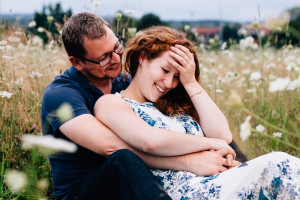 Babybauchshoot inmitten von Wildblumen & Schnecken Schwangerschaftsfotografie Babybauch Maternity outdoor Lifestyle Hund Australian Shepherd