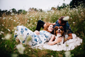 Babybauchshoot inmitten von Wildblumen & Schnecken Schwangerschaftsfotografie Babybauch Maternity outdoor Lifestyle Hund Australian Shepherd