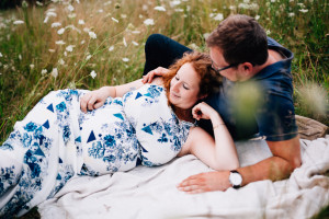Babybauchshoot inmitten von Wildblumen & Schnecken Schwangerschaftsfotografie Babybauch Maternity outdoor Lifestyle Hund Australian Shepherd