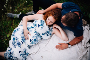 Babybauchshoot inmitten von Wildblumen & Schnecken Schwangerschaftsfotografie Babybauch Maternity outdoor Lifestyle Hund Australian Shepherd