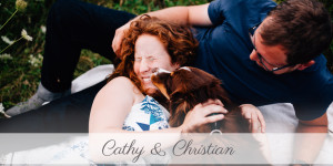 Babybauchshoot inmitten von Wildblumen & Schnecken Schwangerschaftsfotografie Babybauch Maternity outdoor Lifestyle Hund Australian Shepherd