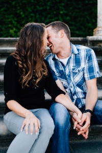 ausgelassen im Park Karlsaue Orangerie Paarshoot Engagementshooting Coupleshoot Verlobung Hochzeitsfotograf Kassel
