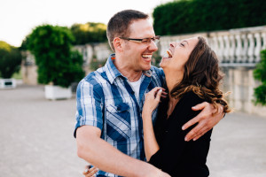 ausgelassen im Park Karlsaue Orangerie Paarshoot Engagementshooting Coupleshoot Verlobung Hochzeitsfotograf Kassel
