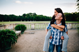 ausgelassen im Park Karlsaue Orangerie Paarshoot Engagementshooting Coupleshoot Verlobung Hochzeitsfotograf Kassel