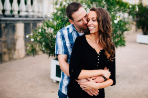 ausgelassen im Park Karlsaue Orangerie Paarshoot Engagementshooting Coupleshoot Verlobung Hochzeitsfotograf Kassel