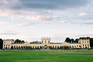 ausgelassen im Park Karlsaue Orangerie Paarshoot Engagementshooting Coupleshoot Verlobung Hochzeitsfotograf Kassel