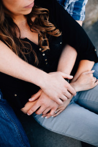 ausgelassen im Park Karlsaue Orangerie Paarshoot Engagementshooting Coupleshoot Verlobung Hochzeitsfotograf Kassel