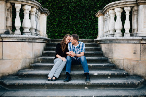 ausgelassen im Park Karlsaue Orangerie Paarshoot Engagementshooting Coupleshoot Verlobung Hochzeitsfotograf Kassel