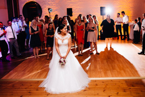 Hochzeit in Hamburgs Speicherstadt Hochzeitsreportage Brautstraußwurf Hamburg Kaispeicher B Deck 10 Alster Hochzeitsfotograf Brautstraußwurf