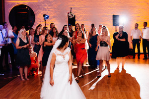 Hochzeit in Hamburgs Speicherstadt Hochzeitsreportage BrautstraußwurfHochzeitsreportage Hamburg Kaispeicher B Deck 10 Alster Hochzeitsfotograf Brautstraußwurf