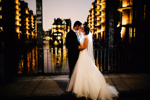 Hochzeit in Hamburgs Speicherstadt Hochzeitsreportage Hamburg Kaispeicher B Deck 10 Alster Hochzeitsfotograf Regen Nachtportraits Wasserschloss