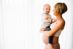 Babybauchshoot Babybauch Schwangerschaft Schwangerschaftsshooting Fotograf Kassel Homestory zuhause Geschwister Storytelling Lifestyle muckelige Babybauch-Homestory zu fünft