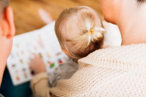 Babybauchshoot Babybauch Schwangerschaft Schwangerschaftsshooting Fotograf Kassel Homestory zuhause Geschwister Storytelling Lifestyle muckelige Babybauch-Homestory zu fünft