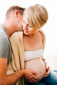 Babybauchshoot Babybauch Schwangerschaft Schwangerschaftsshooting Fotograf Kassel Homestory zuhause Geschwister Storytelling Lifestyle muckelige Babybauch-Homestory zu fünft