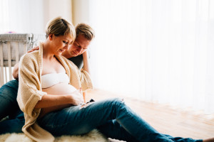 Babybauchshoot Babybauch Schwangerschaft Schwangerschaftsshooting Fotograf Kassel Homestory zuhause Geschwister Storytelling Lifestyle muckelige Babybauch-Homestory zu fünft