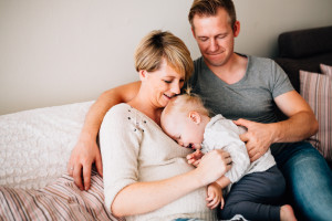 Babybauchshoot Babybauch Schwangerschaft Schwangerschaftsshooting Fotograf Kassel Homestory zuhause Geschwister Storytelling Lifestyle muckelige Babybauch-Homestory zu fünft