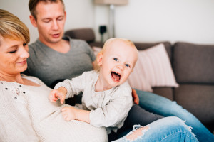 Babybauchshoot Babybauch Schwangerschaft Schwangerschaftsshooting Fotograf Kassel Homestory zuhause Geschwister Storytelling Lifestyle muckelige Babybauch-Homestory zu fünft