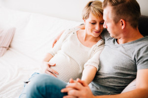 Babybauchshoot Babybauch Schwangerschaft Schwangerschaftsshooting Fotograf Kassel Homestory zuhause Geschwister Storytelling Lifestyle muckelige Babybauch-Homestory zu fünft