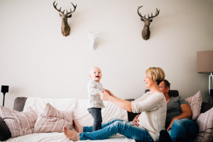 Babybauchshoot Babybauch Schwangerschaft Schwangerschaftsshooting Fotograf Kassel Homestory zuhause Geschwister Storytelling Lifestyle muckelige Babybauch-Homestory zu fünft