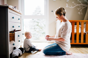 Babybauchshoot Babybauch Schwangerschaft Schwangerschaftsshooting Fotograf Kassel Homestory zuhause Geschwister Storytelling Lifestyle muckelige Babybauch-Homestory zu fünft