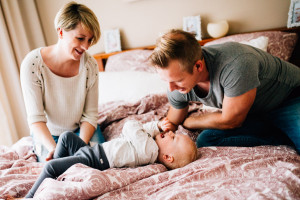 Babybauchshoot Babybauch Schwangerschaft Schwangerschaftsshooting Fotograf Kassel Homestory zuhause Geschwister Storytelling Lifestyle muckelige Babybauch-Homestory zu fünft