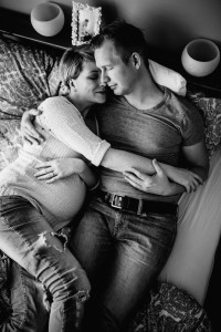 Babybauchshoot Babybauch Schwangerschaft Schwangerschaftsshooting Fotograf Kassel Homestory zuhause Geschwister Storytelling Lifestyle muckelige Babybauch-Homestory zu fünft